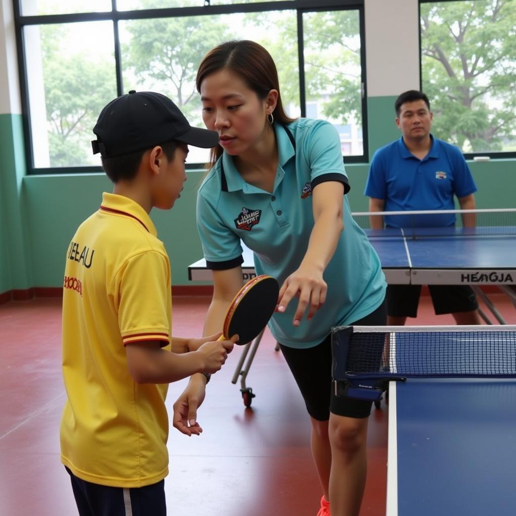 Huấn luyện viên hướng dẫn học viên tại CLB Bóng Bàn Hoàng Tần