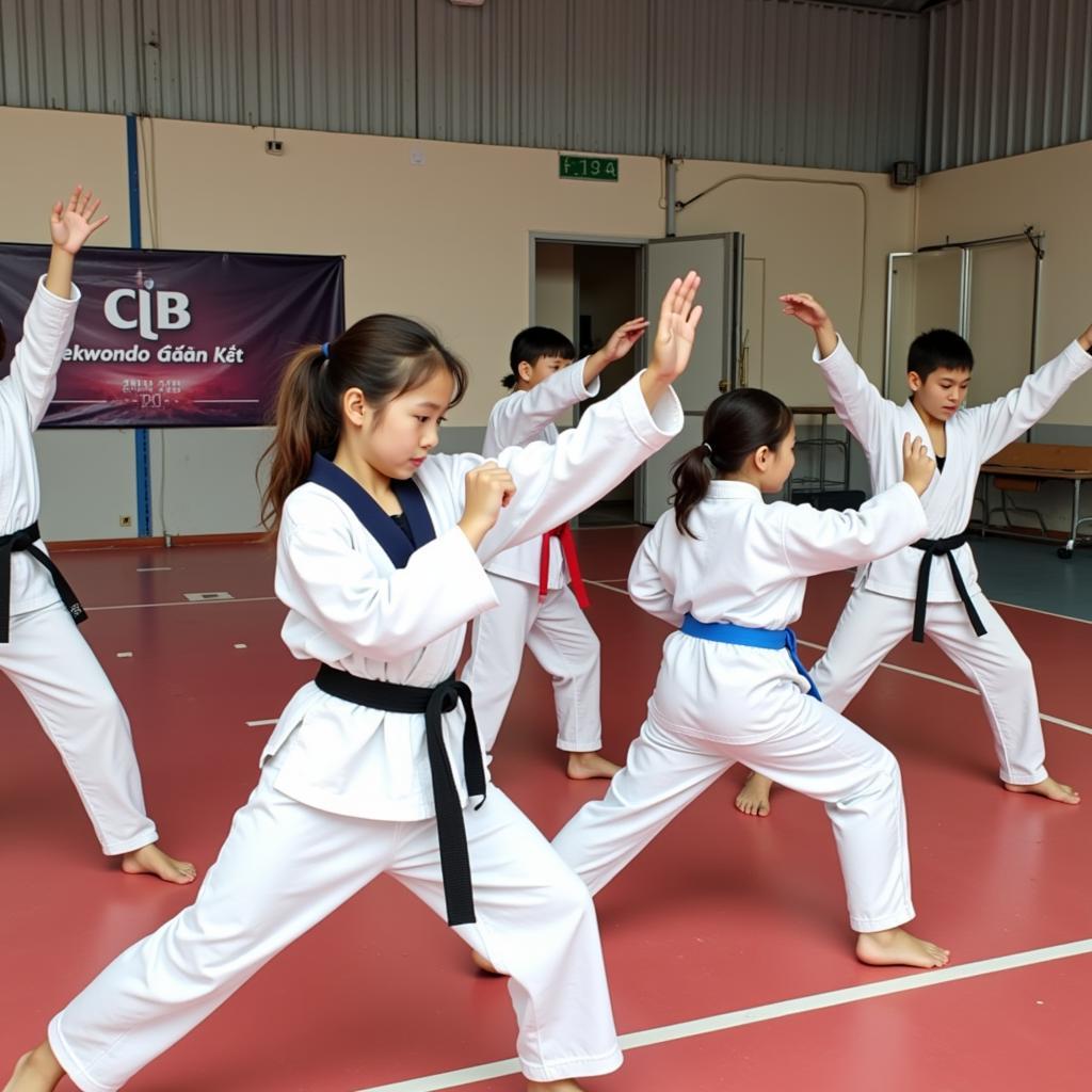 Học viên CLB Taekwondo Đoàn Kết tập luyện