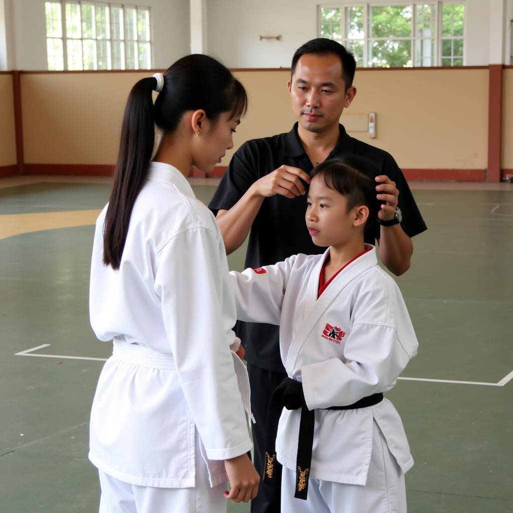 Huấn luyện viên Taekwondo tại CLB Trảng Bom đang hướng dẫn học viên