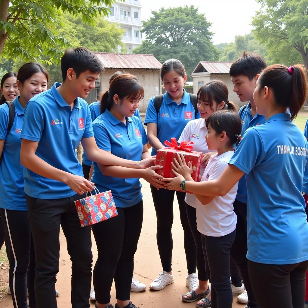 CLB Tình Nguyện Tuy Hòa trao tặng quà cho người dân