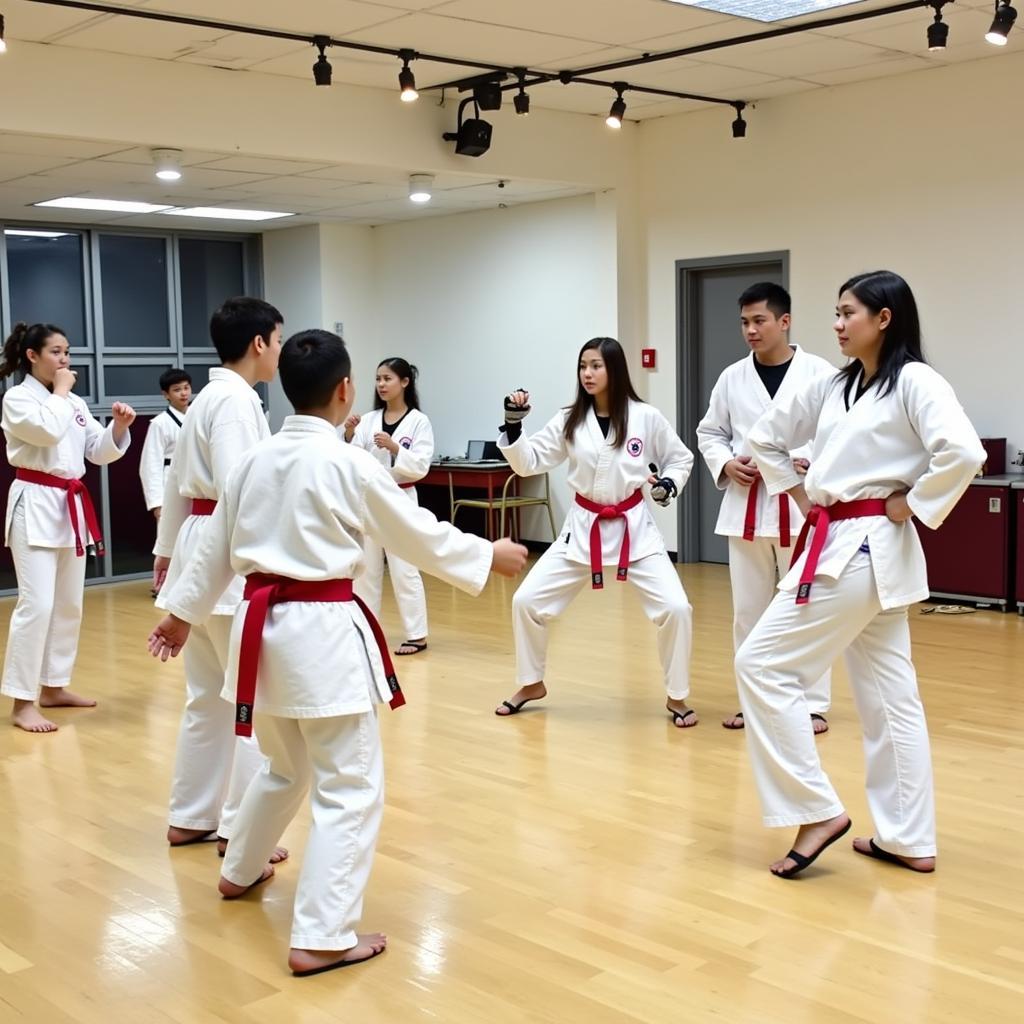 Cùng nhau tập luyện tại CLB Taekwondo